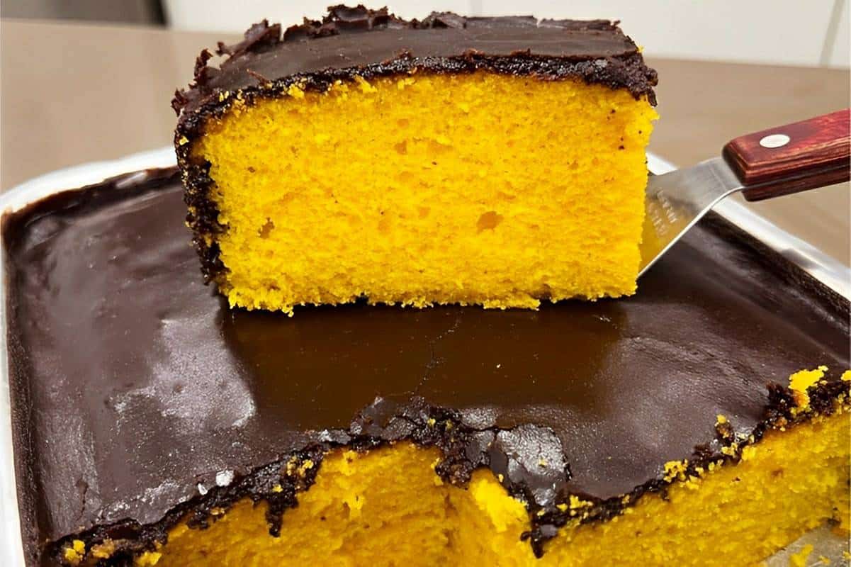 Bolo De Cenoura Bem Fofinho Com Casquinha De Chocolate Crocante Uma ...