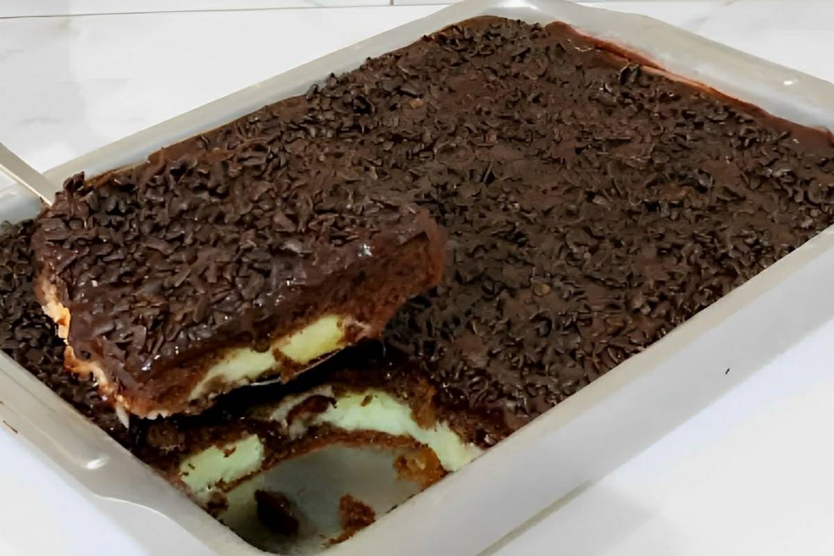 Bolo De Chocolate Recheado Fácil Você Coloca O Recheio Antes De Levar O Bolo Ao Forno Uma Delícia 0734