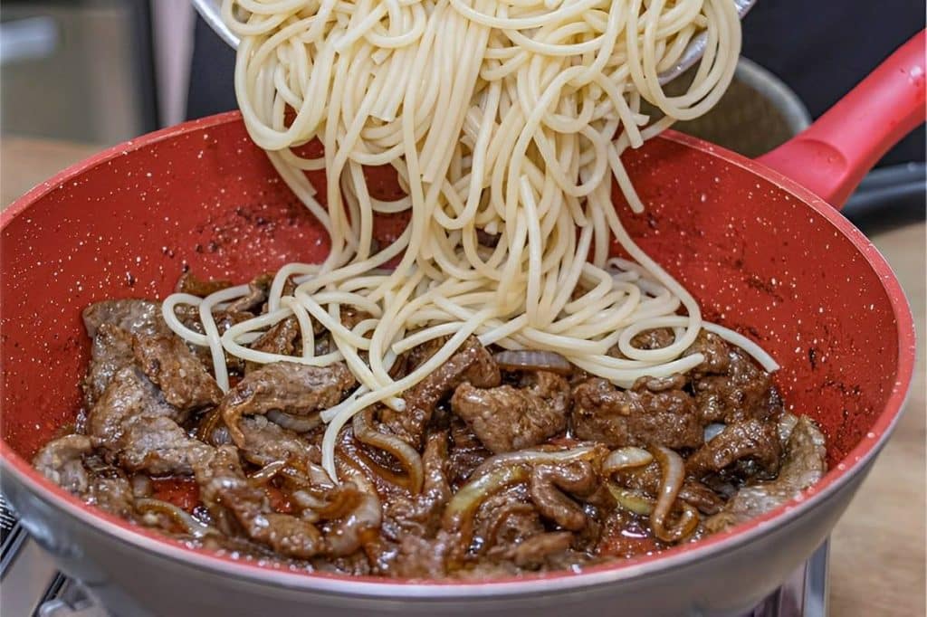 Macarrão Ao Bife Acebolado