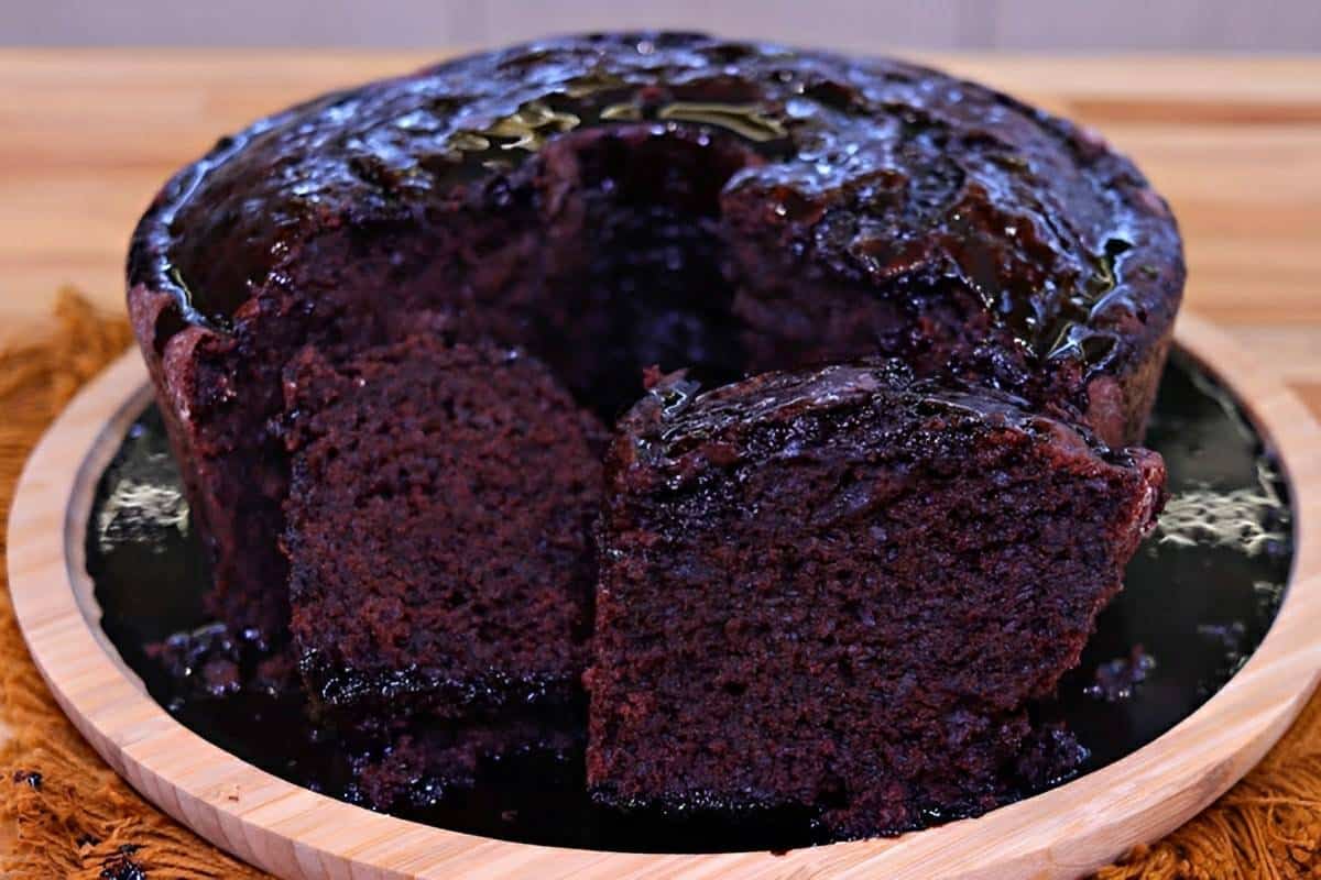 Bolo de chocolate sem ovos e sem leite muito fofinho e macio