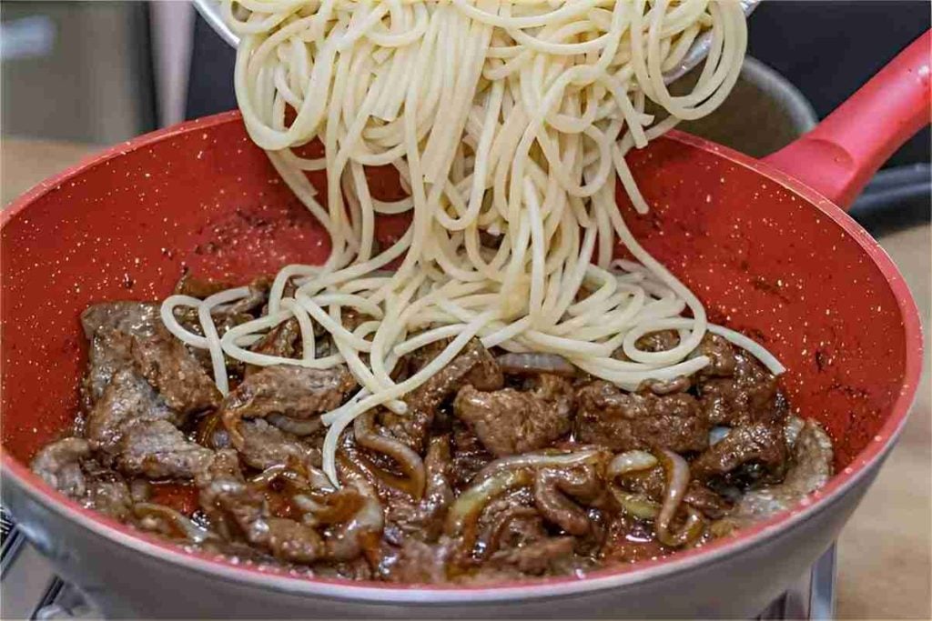 Macarrão Ao Bife Acebolado