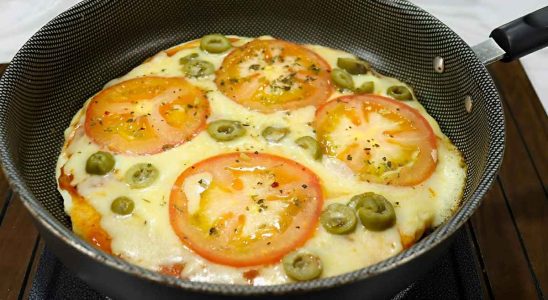 Fiz uma pizza de frigideira rapidinho sem ter trabalho nenhum e ficou uma delícia 1 pizza de frigideira