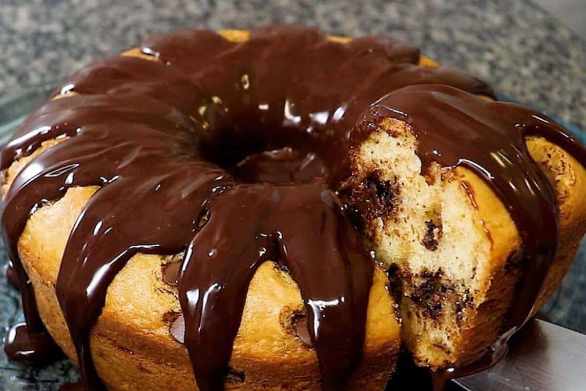 Bolo de creme de leite super fofinho com uma cobertura irresistível de ...