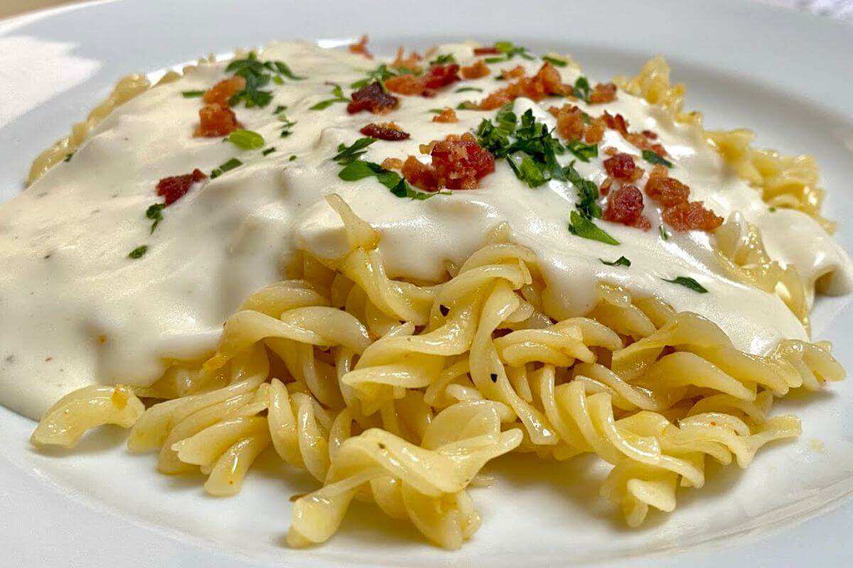 Cozinheira famosa ensina a preparar um macarrão ao molho bechamel