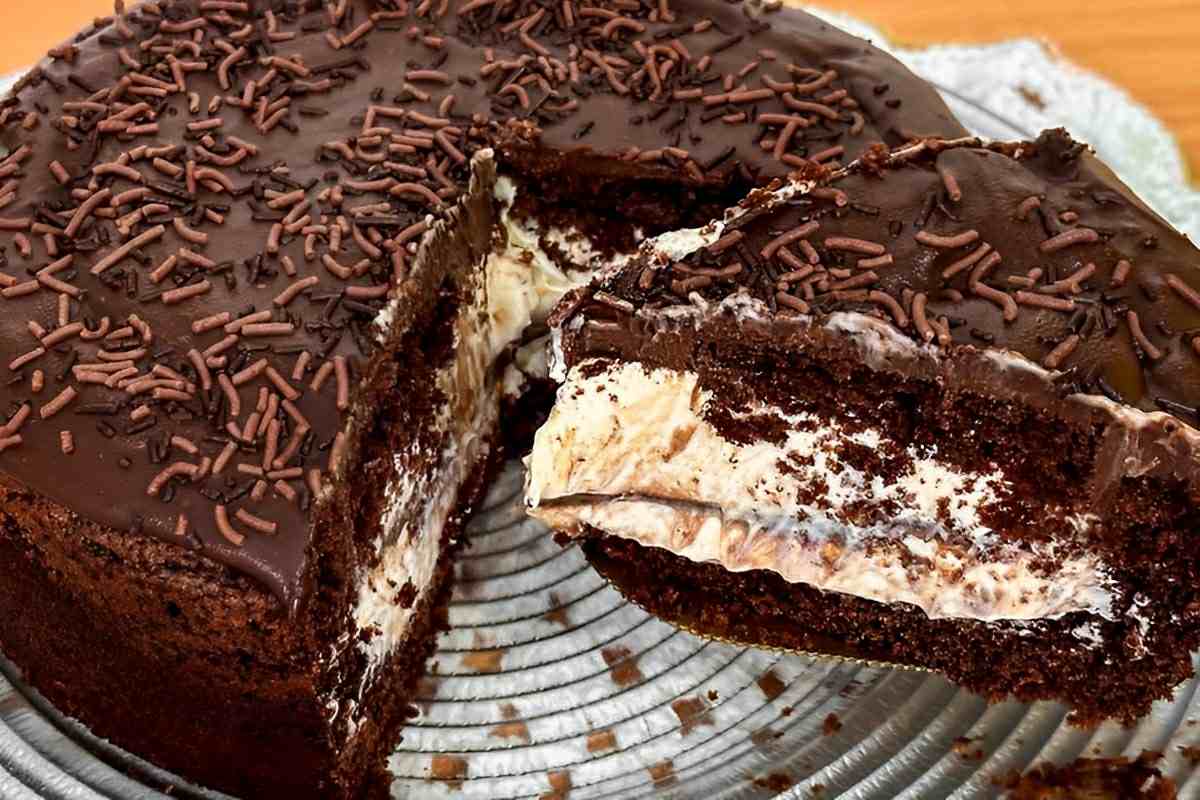 Bolo De Chocolate Recheado Simplesmente Irresistível E Bem Fácil De Fazer 4464