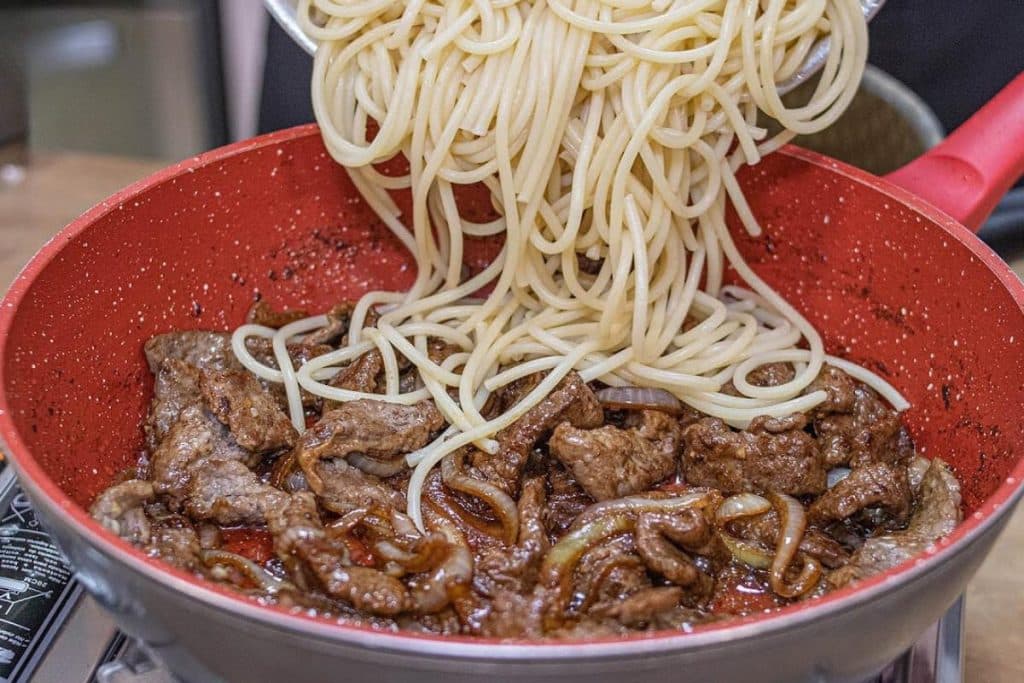 Macarrão Ao Bife Acebolado