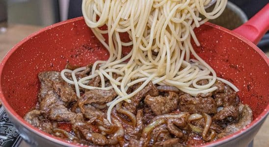 macarrão ao bife acebolado