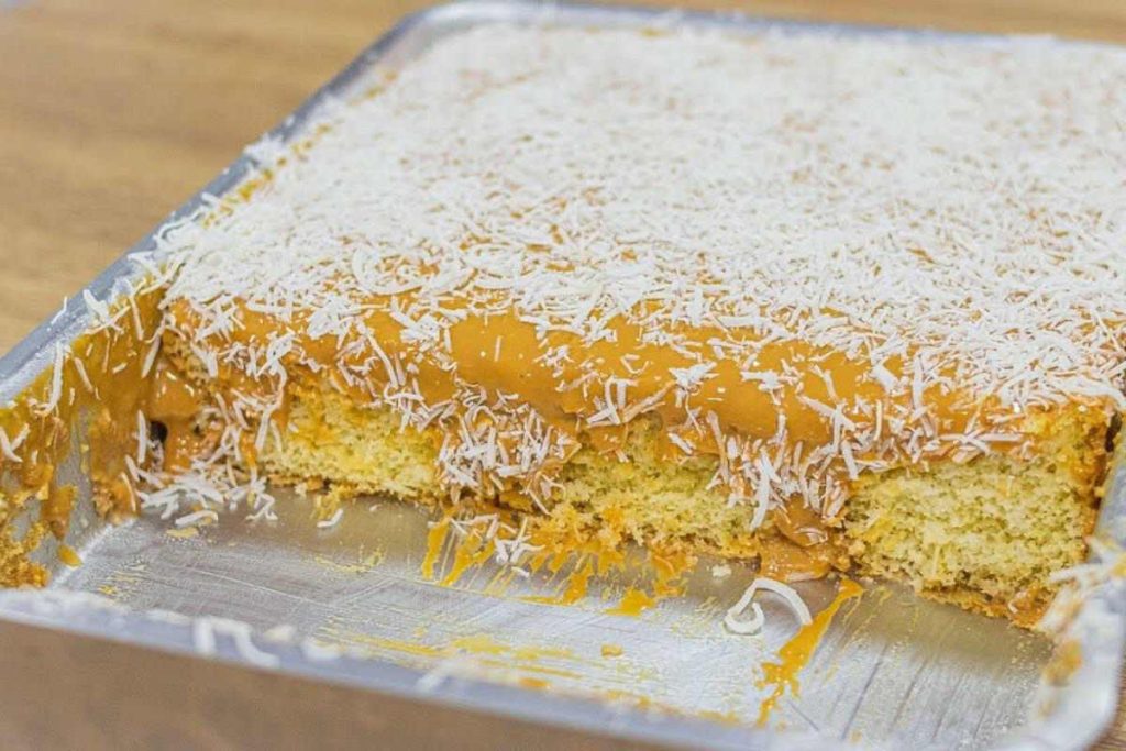 pão de ló com cobertura