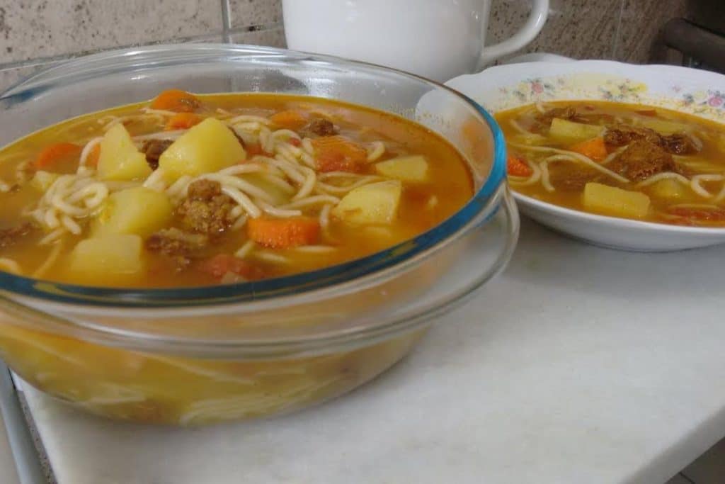 Sopa De Macarrão Com Carne