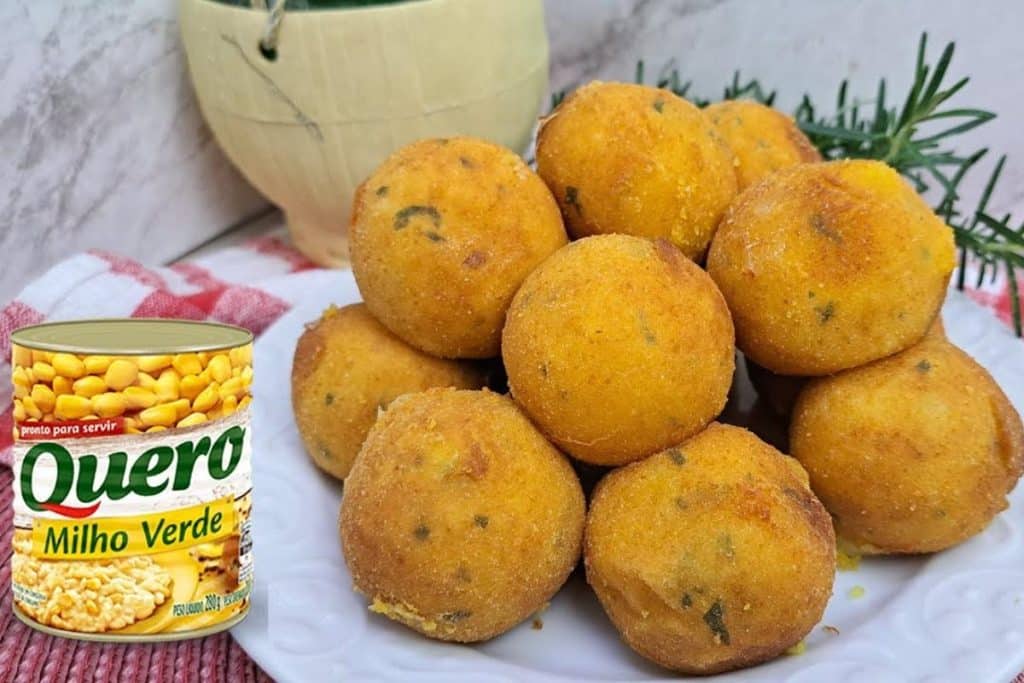 Bolinho De Milho Com Queijo