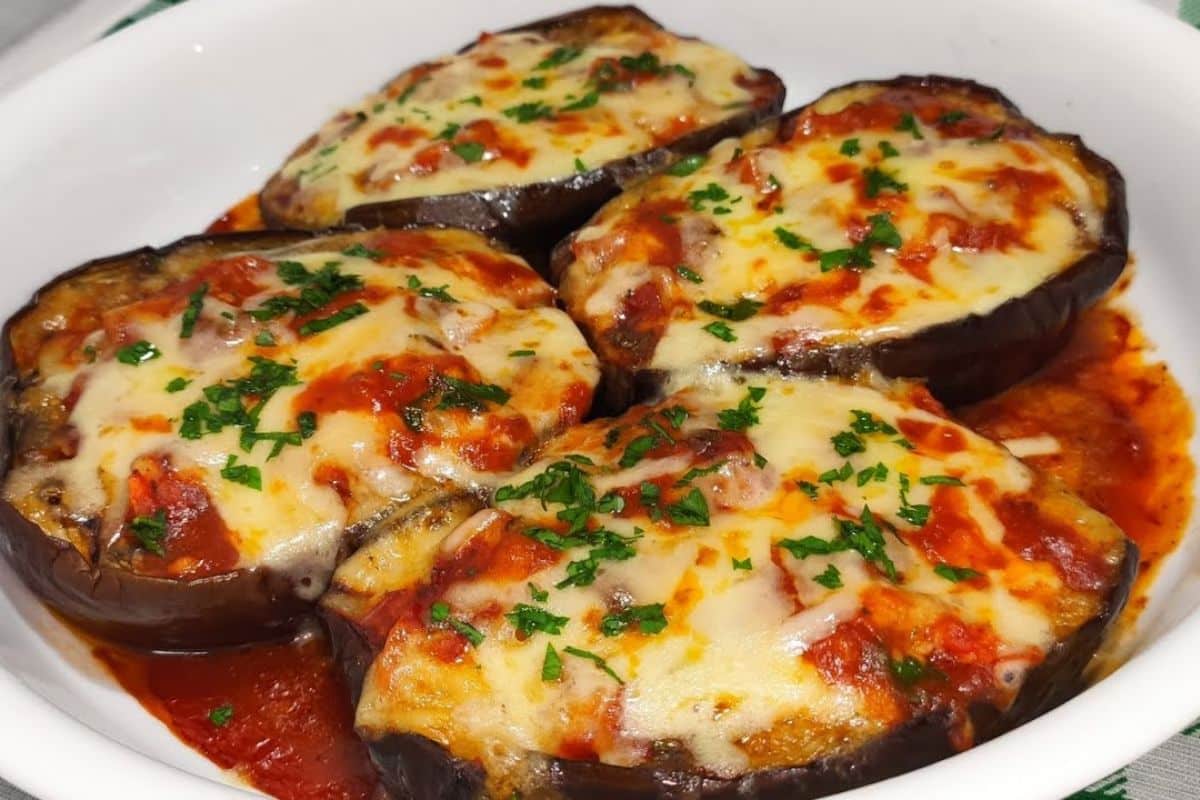 Receita de berinjela à parmegiana que nem de carne precisa para o almoço