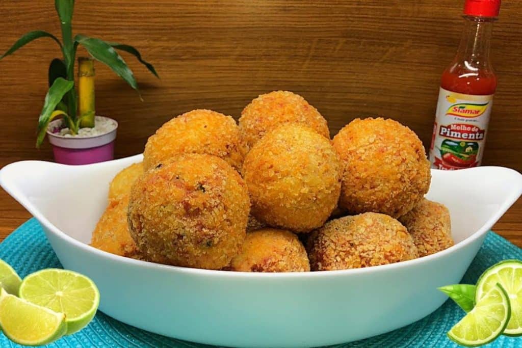 Bolinho De Linguiça Com Queijo