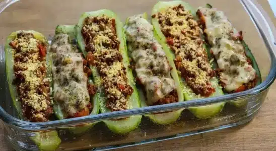 Pensando em inovar sem ter muito trabalho? Essa abobrinha recheada é a escolha perfeita 1 abobrinha recheada