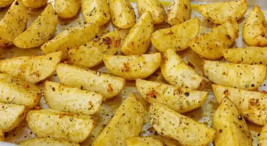 Batata assada crocante e temperadinha: você vai esquecer a batata frita para o almoço 2 batata assada crocante