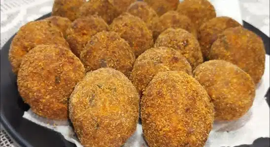 Bolinho de carne com pão amanhecido: gostoso igual porção de boteco 1 bolinho de carne