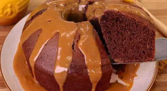 Bolo pão de mel com doce de leite: tão fácil que nem precisa bater no liquidificador 4 bolo pão de mel