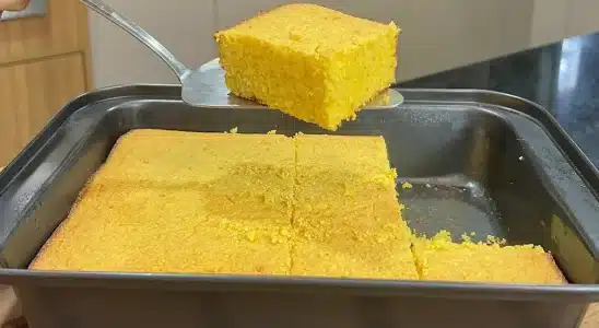Bolo simples de milho na assadeira grande: o meu preferido para a hora do cafezinho 1 bolo simples de milho