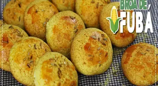 Broa de fubá da roça simples e deliciosa para servir com um cafezinho 2 broa de fubá