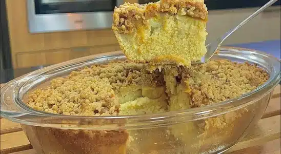 Cuca de banana com doce de leite na travessa: seu lanche da tarde vai ficar maravilhoso 2 cuca de banana com doce de leite