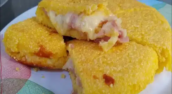 Cuscuz de frigideira úmido e recheado para você saborear no café da manhã 1 cuscuz de frigideira
