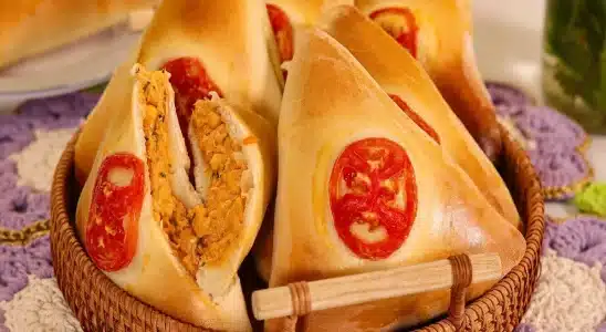 Aprendi a fazer uma esfiha de frango super molhadinha e com uma massa sensacional 1 esfirra de frango