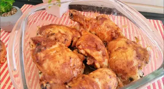 Frango de microondas que fica pronto em poucos minutos: douradinho e suculento 1 frango de microondas