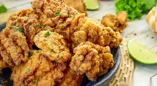 Frango frito crocante empanado que fica sequinho por fora e suculento por dentro 2 frango frito crocante