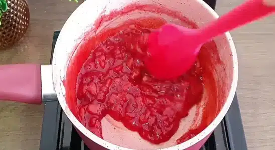 É assim que eu faço geleia de morango para bolos e sobremesas 3 geleia de morango
