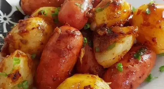Linguiça com batata saborosa e suculenta para fazer hoje no seu almoço 1 linguiça com batata