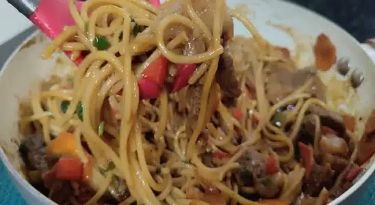 Esse macarrão ao molho shoyu fica uma delícia e não dá trabalho nenhum para fazer 4 macarrão ao molho shoyu