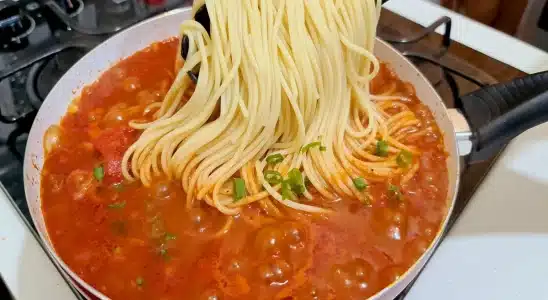 Macarrão rápido de fazer com molho de carne caseiro que fica soltinho e muito gostoso 1 macarrão rápido