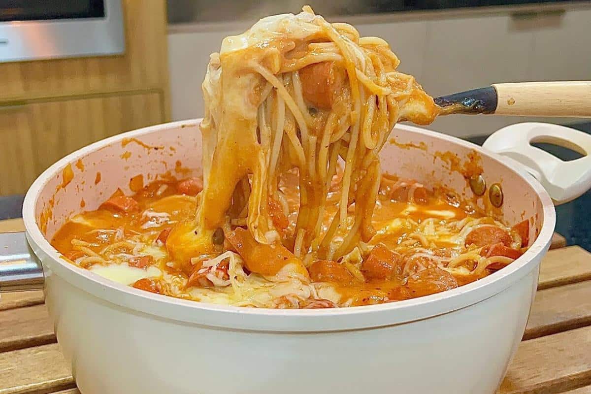 macarronada de salsicha com queijo