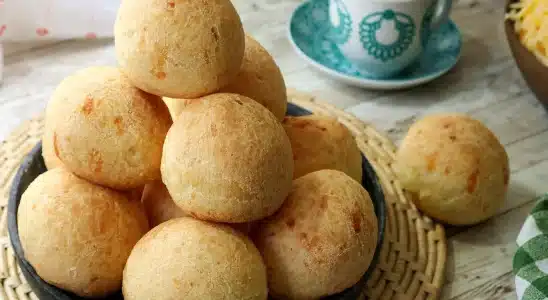 Receita tradicional de pão de queijo mineiro que não murcha quando esfria 3 pão de queijo mineiro