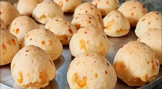 Receita de pão de queijo mineiro que não fica duro nem murcha quando sai do forno 3 pão de queijo