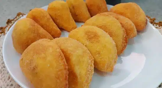 Pastel de angu: essa massa fica deliciosa e não encharca na hora de fritar 2 pastel de angu