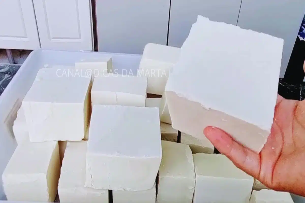 Receita prática de sabão caseiro de bicarbonato: rende muitas barras e ...