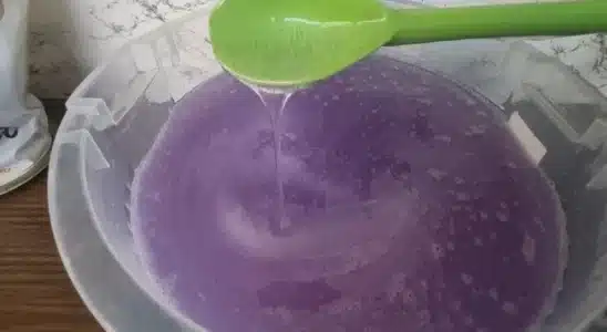Como fazer sabão de água oxigenada concentrado e perfumado que rende bastante 4 sabão de água oxigenada