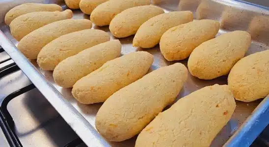 Biscoito de polvilho com queijo: receita mineira para o seu café da manhã 1 biscoito de polvilho com queijo