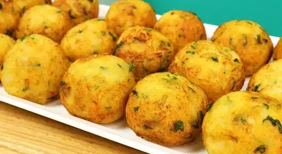 Bolinho de batata com frango: fica mais gostoso que coxinha e não dá trabalho nenhum 4 bolinho de batata