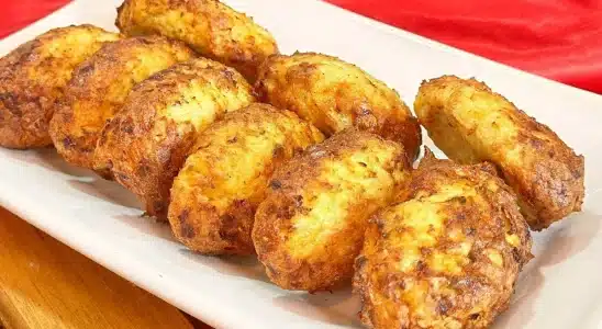 Bolinho de frango com batata: não dá trabalho de fazer e dá vontade de comer todo dia 1 bolinho de frango com batata