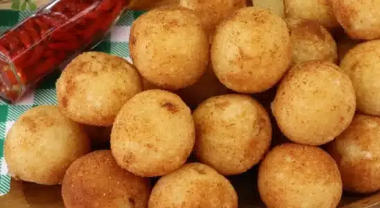 Bolinho de mandioca macio por dentro com casquinha sequinha e crocante 1 bolinho de mandioca