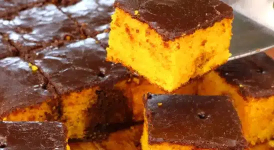 Bolo de cenoura com casquinha de chocolate com a massa bem leve e fofinha 2 bolo de cenoura