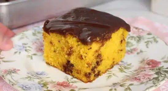 Bolo de cenoura formigueiro: essa versão com cobertura vai ficar a sua preferida 2 bolo de cenoura formigueiro