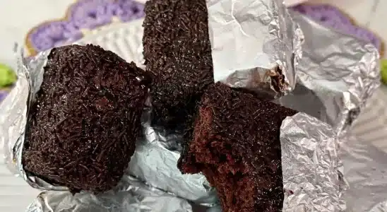 Bolo de chocolate molhadinho enrolado no papel alumínio: desmancha na boca de tão gostoso 1 bolo de chocolate molhadinho