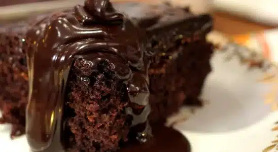 Bolo de chocolate rápido: muito molhadinho e uma cobertura maravilhosa 2 bolo de chocolate rápido