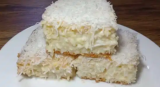 Bolo de coco cremosão e molhadinho: enrole no papel alumínio que fica melhor ainda 3 bolo de coco