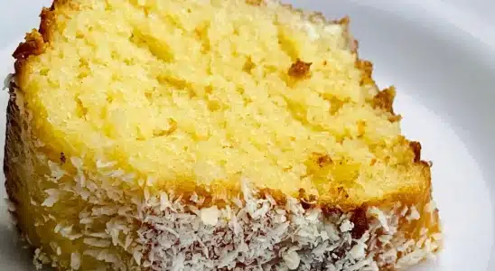 Bolo de coco da vovó úmido e fofinho feito bem rapidinho no liquidificador 1 bolo de coco