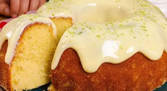Bolo de limão fofinho com cobertura: parece aqueles de lojas de bolos caseiros 3 bolo de limão fofinho