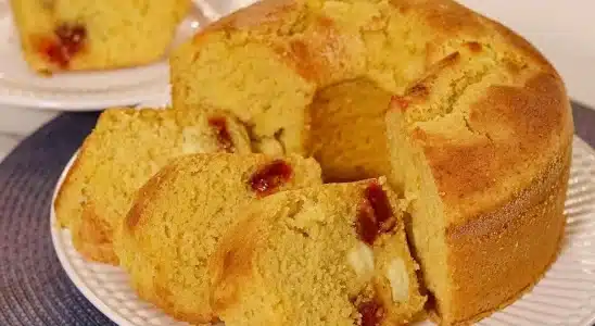 Bolo de milho de latinha com queijo e goiabada: fica delicioso para servir no chá da tarde 3 bolo de milho de latinha