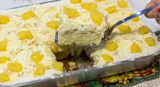 Bolo gelado de abacaxi tão gostoso e molhadinho que fica ótimo até como sobremesa 2 bolo gelado de abacaxi